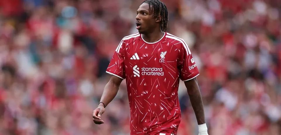 Jugador de Liverpool en acción durante un partido