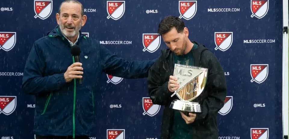 Lionel Messi recibiendo un trofeo en un evento