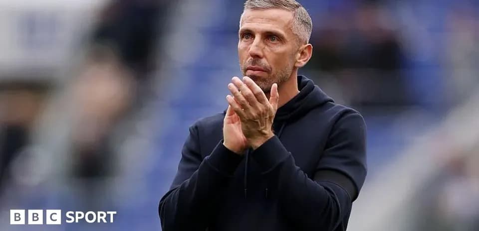 Entrenador aplaudiendo en el estadio