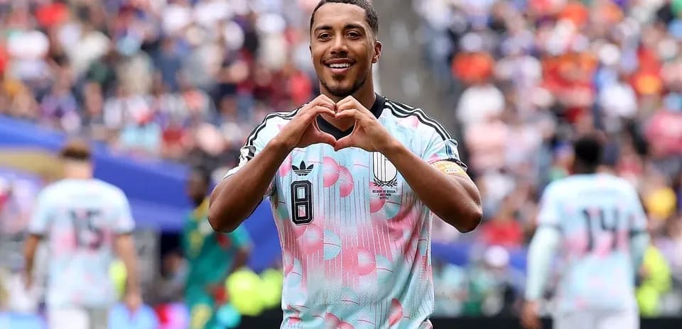 Jugador celebrando con un corazón en el estadio