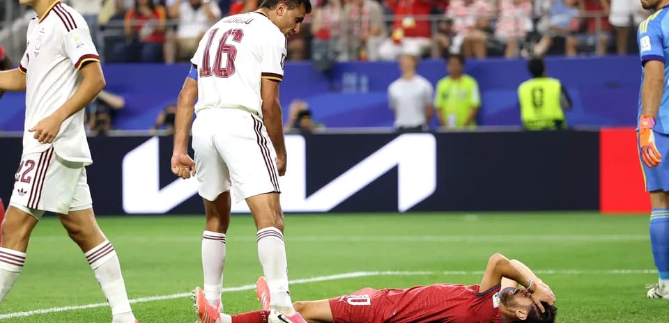 Jugador caído en el campo tras una falta