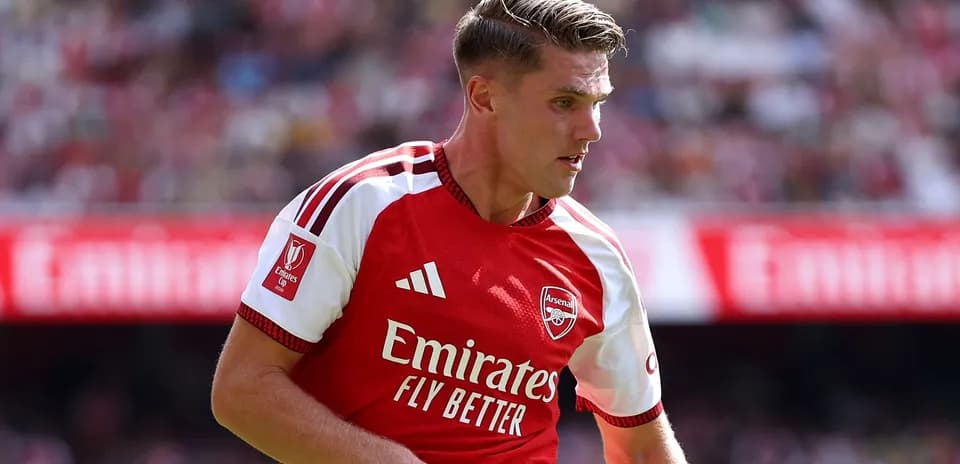 Jugador de Arsenal en acción durante el partido