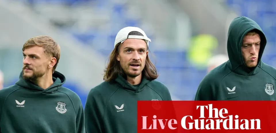 Tres jugadores de Everton caminando por el estadio