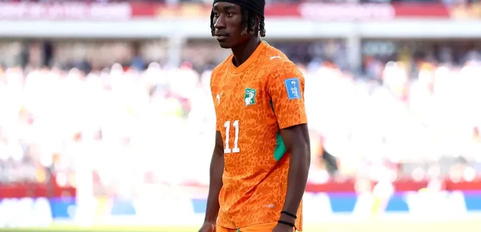 Jugador de Costa de Marfil en uniforme naranja en el campo