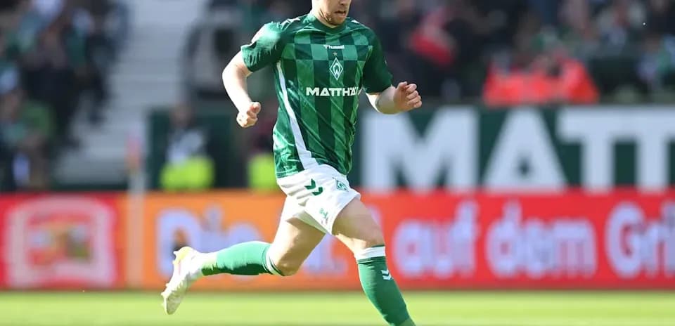 Jugador de Werder Bremen corriendo tras el balón