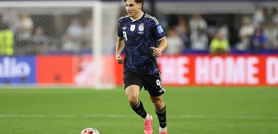 Jugador de Argentina corriendo con el balón en el campo