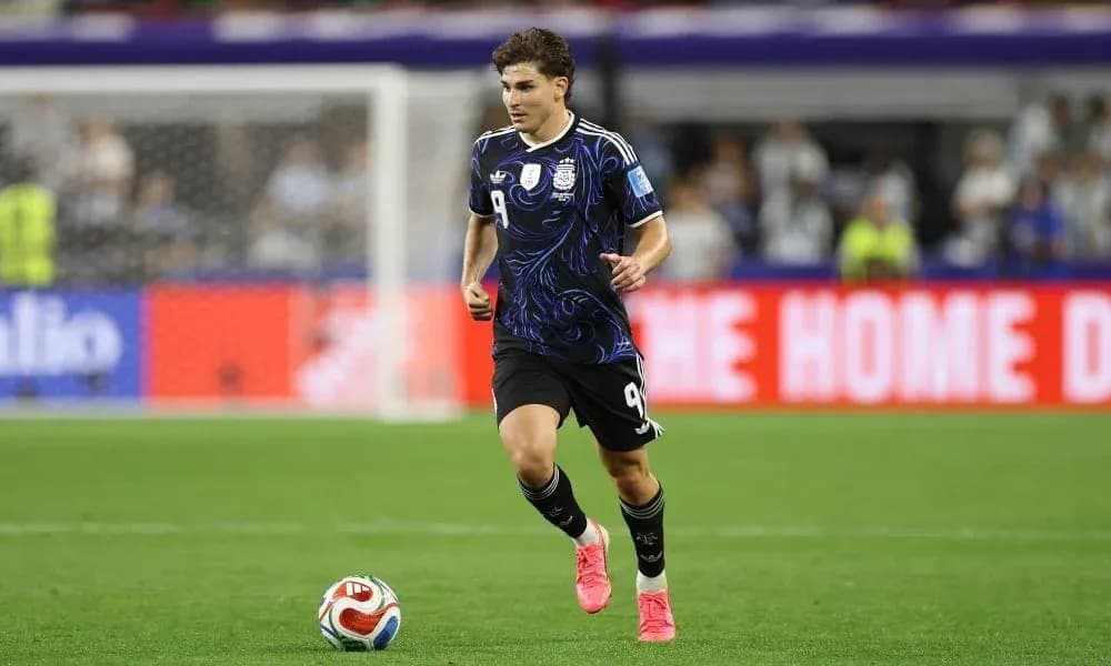 Jugador de Argentina corriendo con el balón en el campo