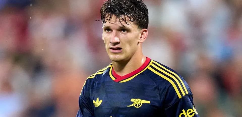 Jugador de Arsenal en uniforme durante el partido