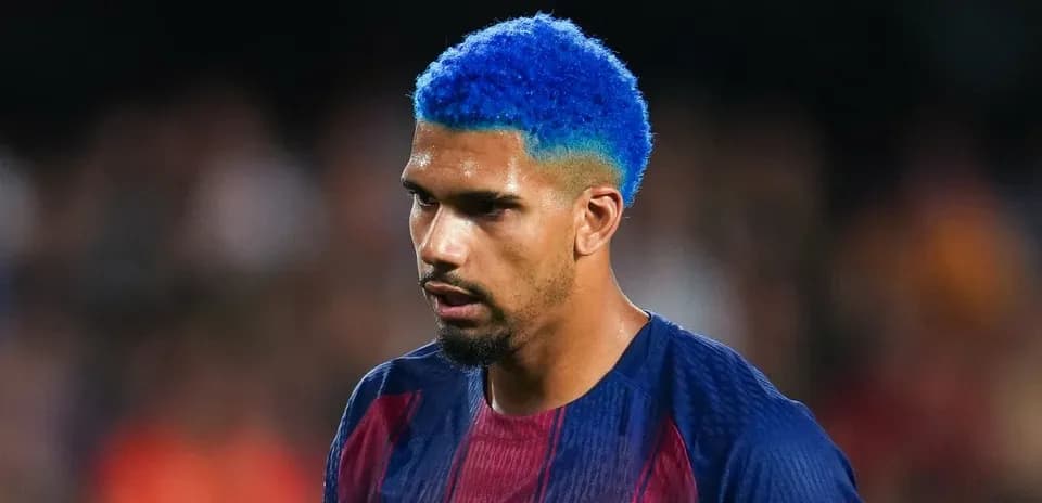 Jugador con cabello azul en uniforme del Barcelona