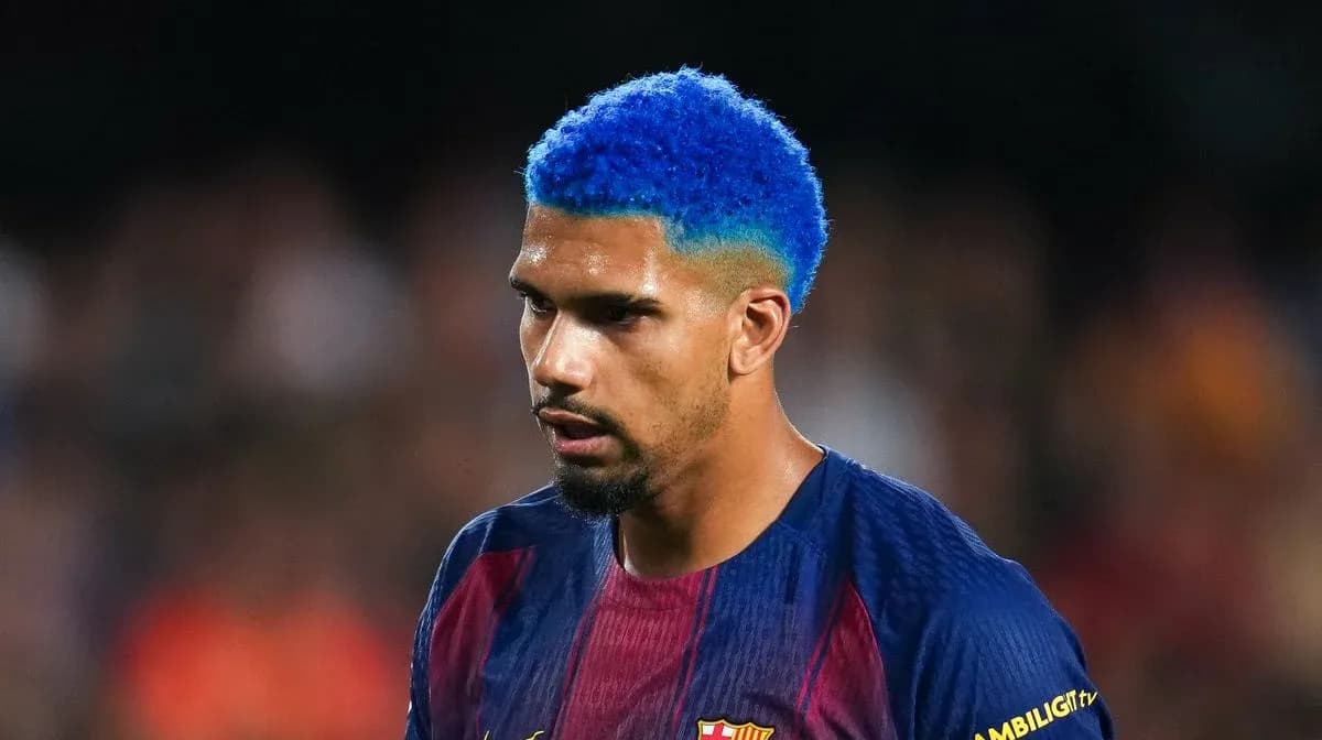Jugador con cabello azul en uniforme del Barcelona