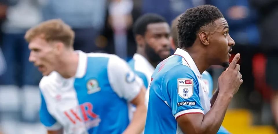 Jugador de Blackburn Rovers celebrando un gol en el partido