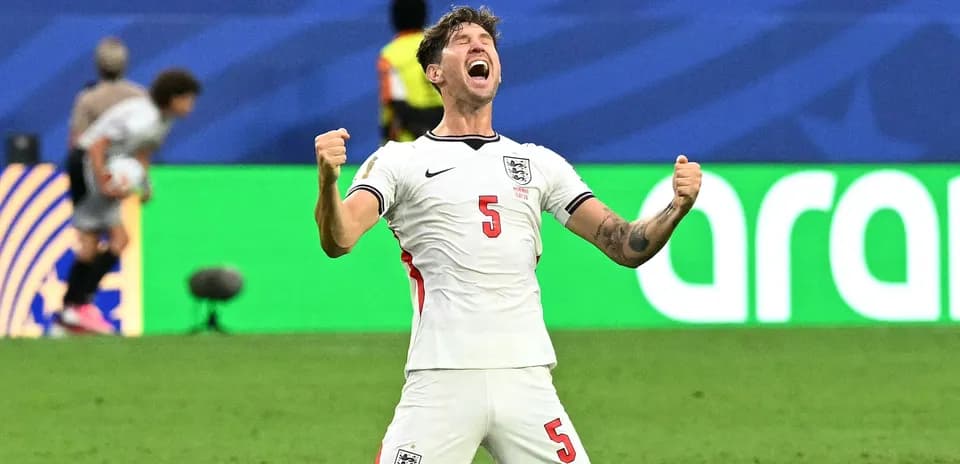 Jugador de Inglaterra celebrando con los puños en alto