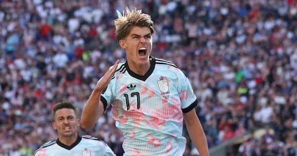 Jugador celebrando un gol en el partido