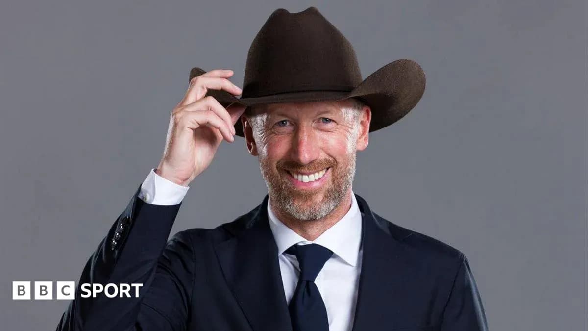 Hombre con sombrero vaquero sonriendo en traje
