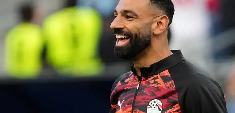 Jugador sonriendo durante el calentamiento en el campo
