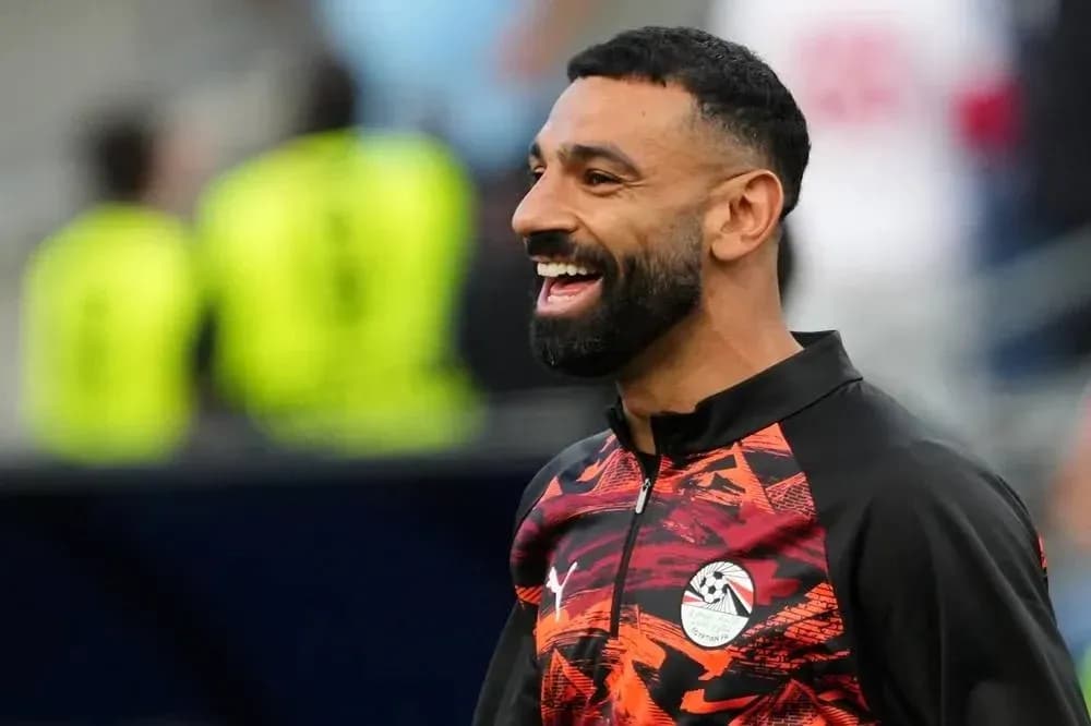Jugador sonriendo durante el calentamiento en el campo