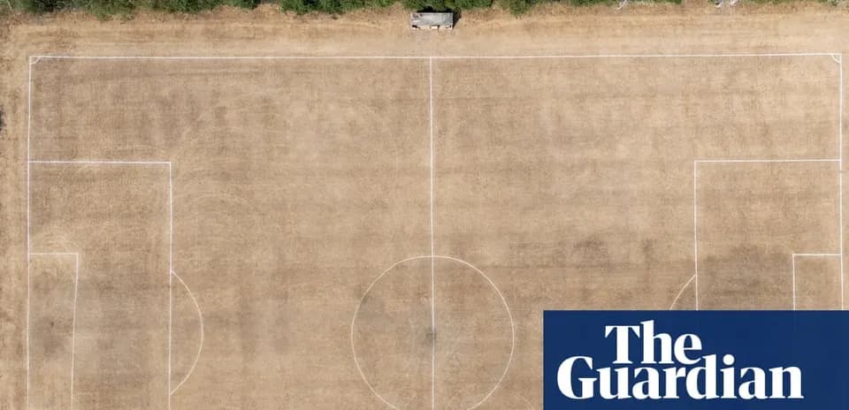 Campo de fútbol seco visto desde arriba