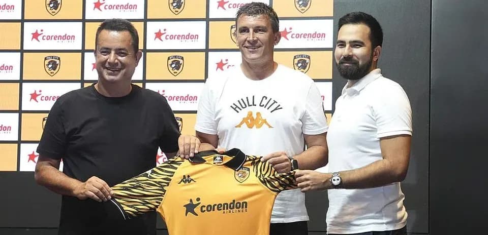 Presentación del nuevo entrenador con camiseta del equipo
