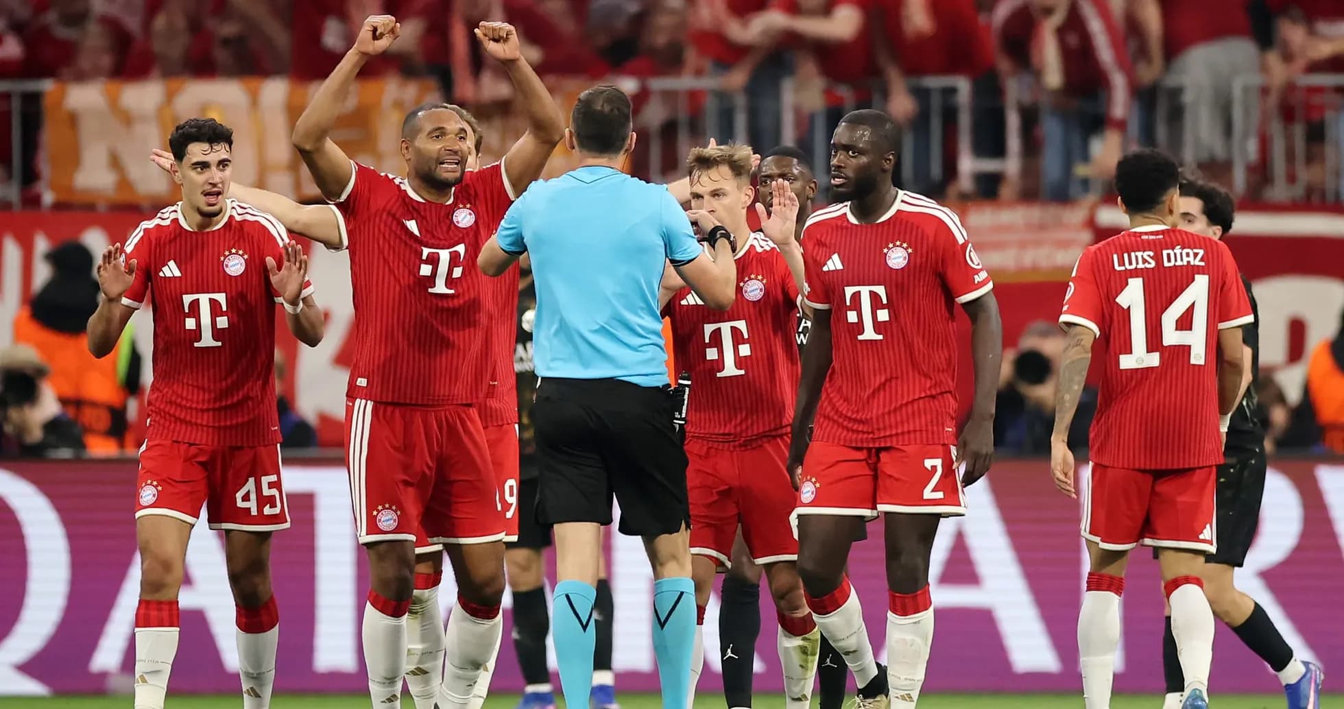 Jugadores del Bayern celebrando una decisión del árbitro