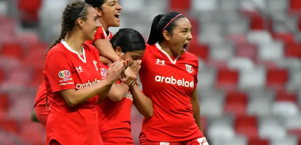 Jugadoras de Necaxa celebrando un gol