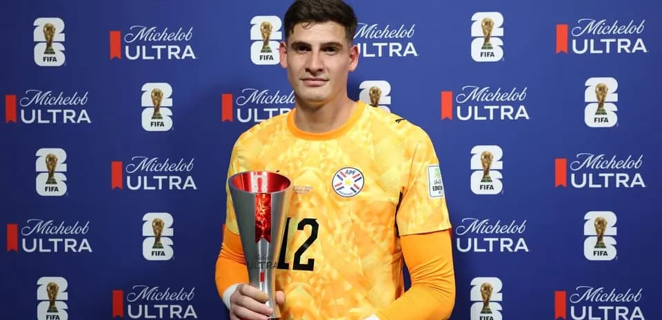 Portero sosteniendo trofeo en ceremonia de premiación
