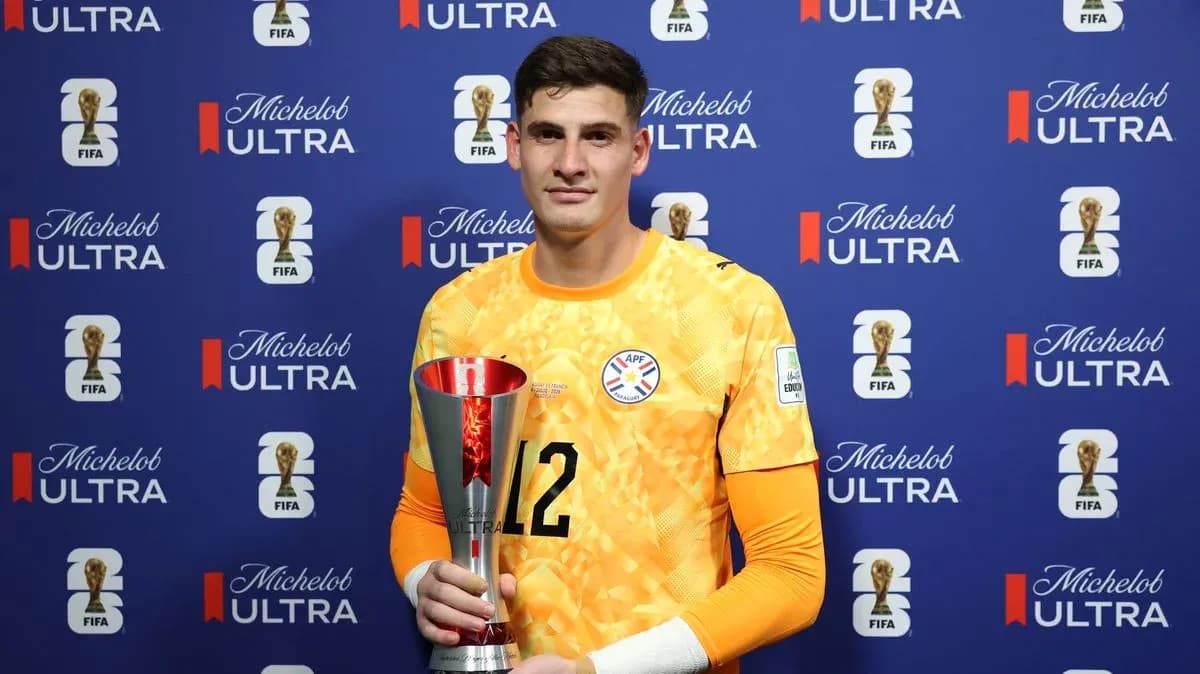 Portero sosteniendo trofeo en ceremonia de premiación