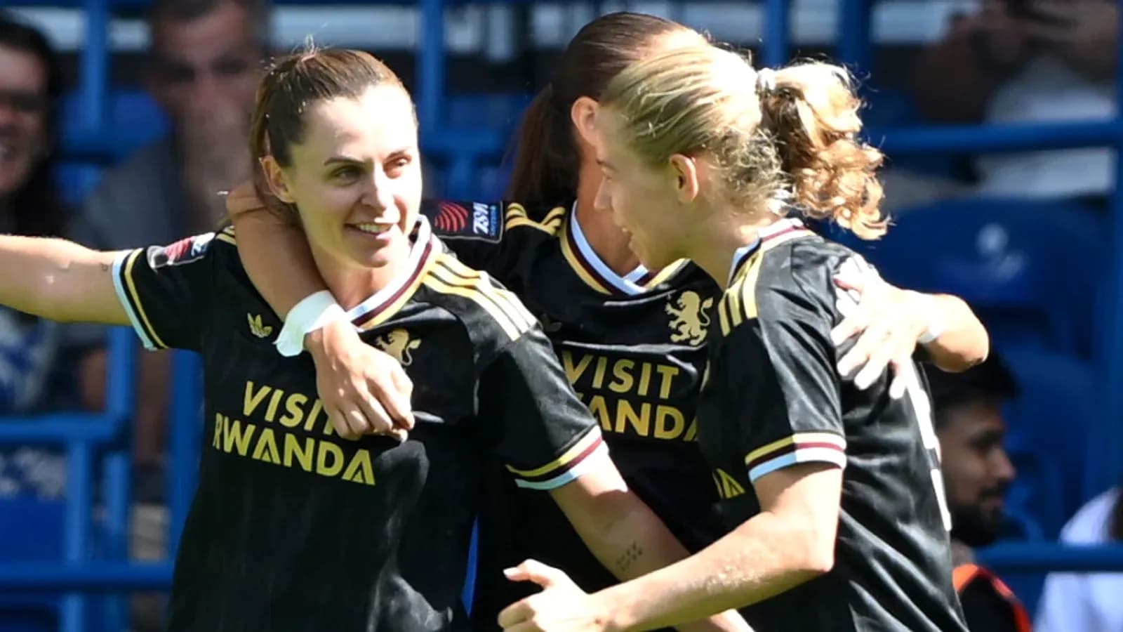 Jugadoras celebrando un gol en el partido