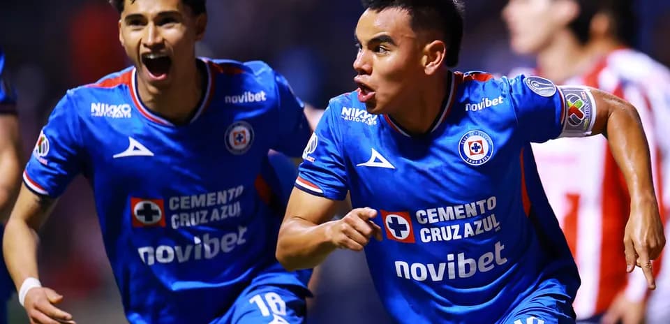 Jugadores de Cruz Azul celebrando un gol