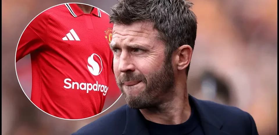 Entrenador de Manchester United observando el partido