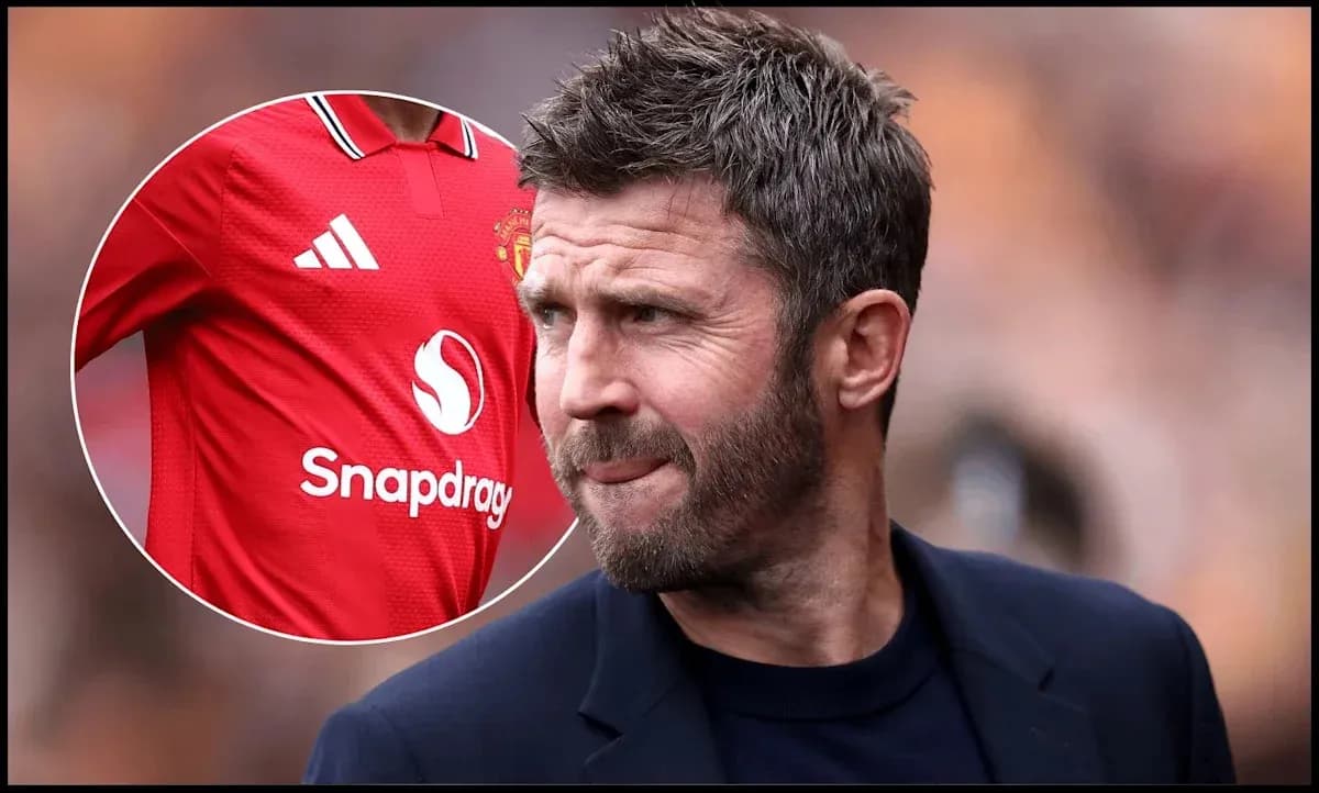 Entrenador de Manchester United observando el partido