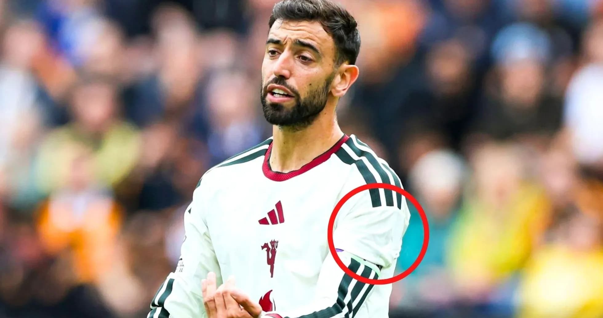 Jugador señalando durante un partido de fútbol