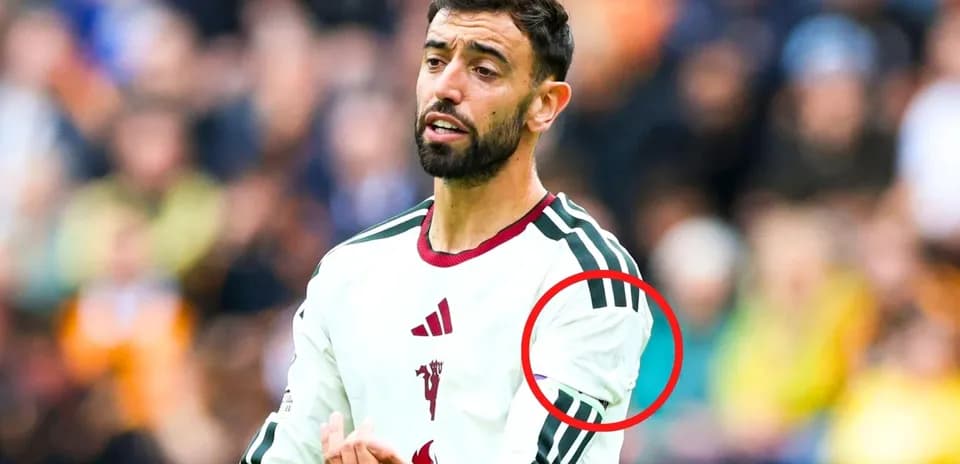 Jugador señalando durante un partido de fútbol