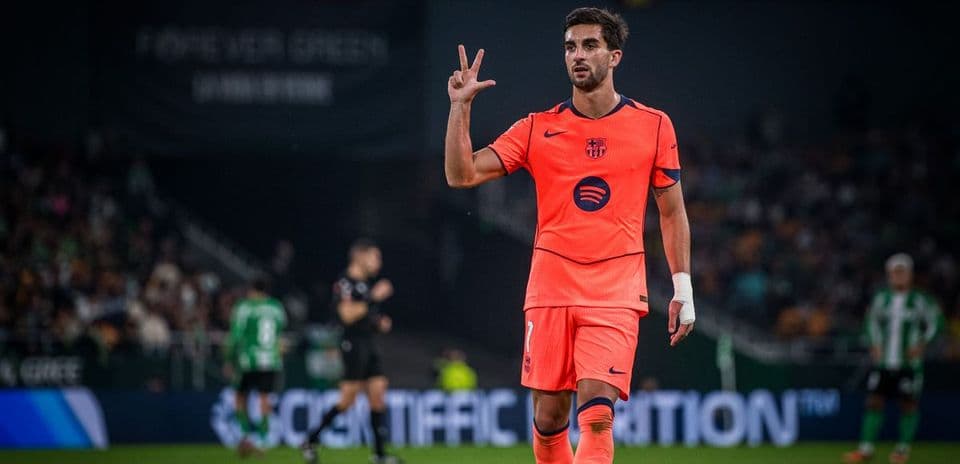 Jugador del Barcelona señalando al árbitro