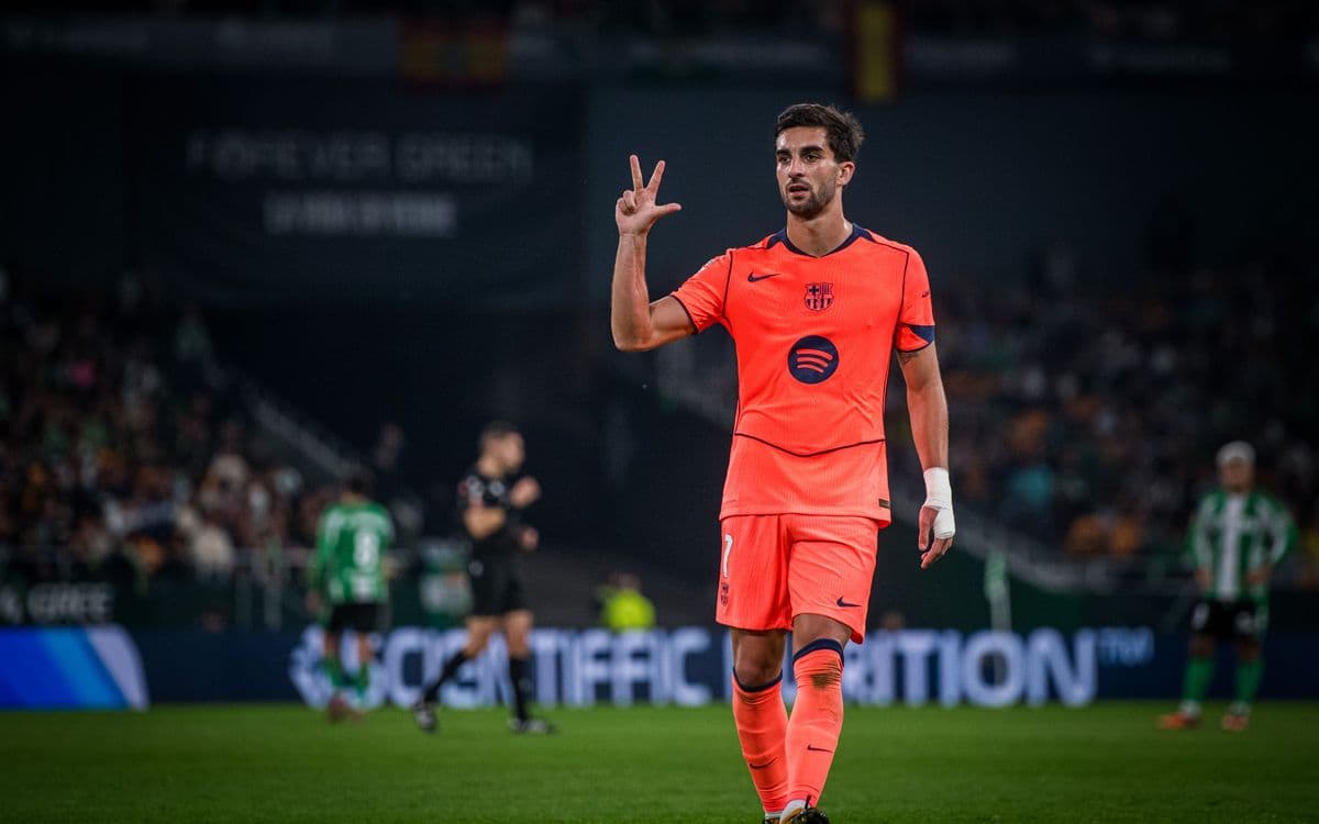 Jugador del Barcelona señalando al árbitro
