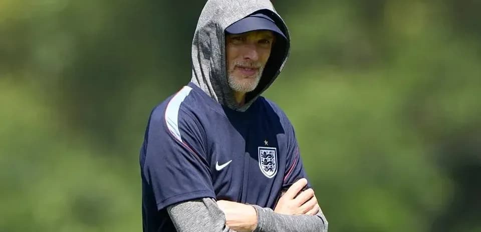 Entrenador con sudadera y capucha en el campo