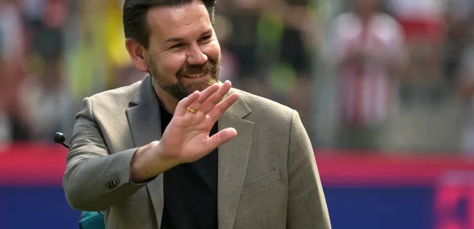 Hombre saludando en un evento deportivo