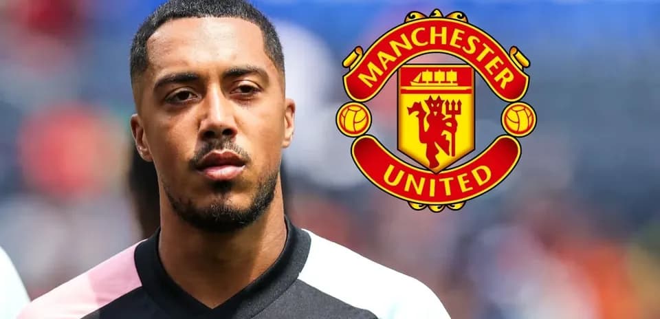 Jugador de fútbol con logo de Manchester United