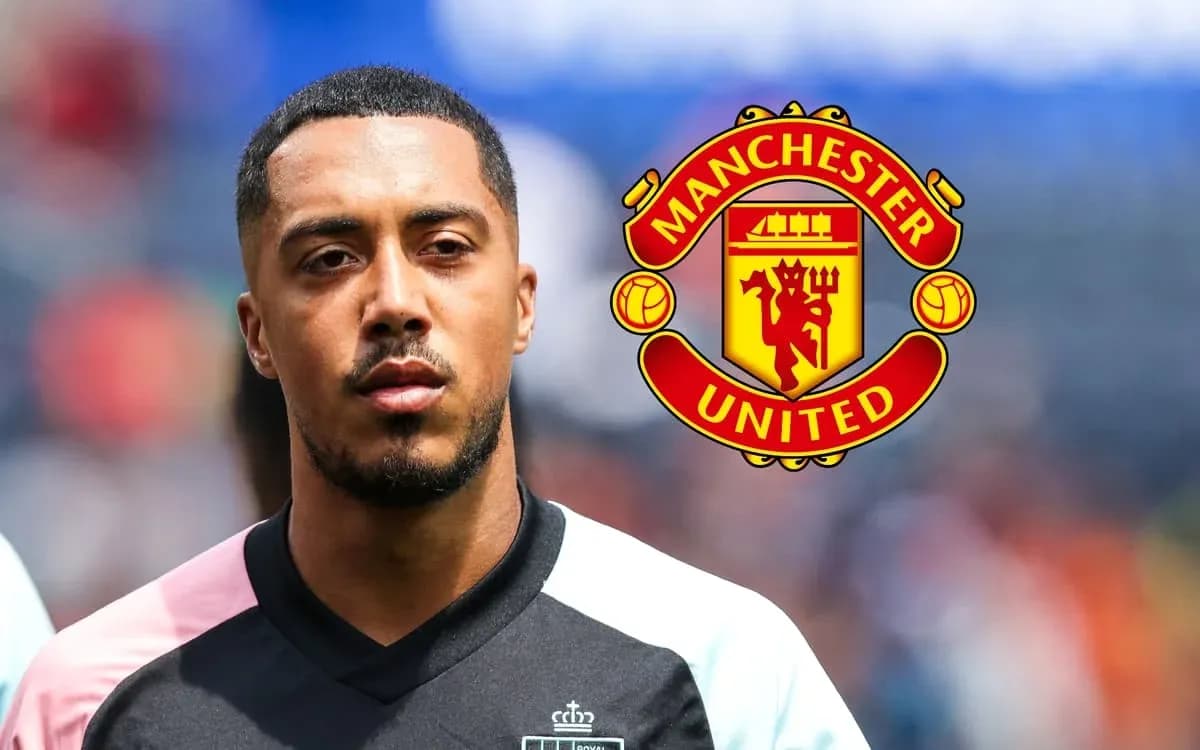 Jugador de fútbol con logo de Manchester United