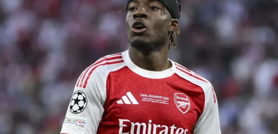Jugador de Arsenal en acción durante un partido