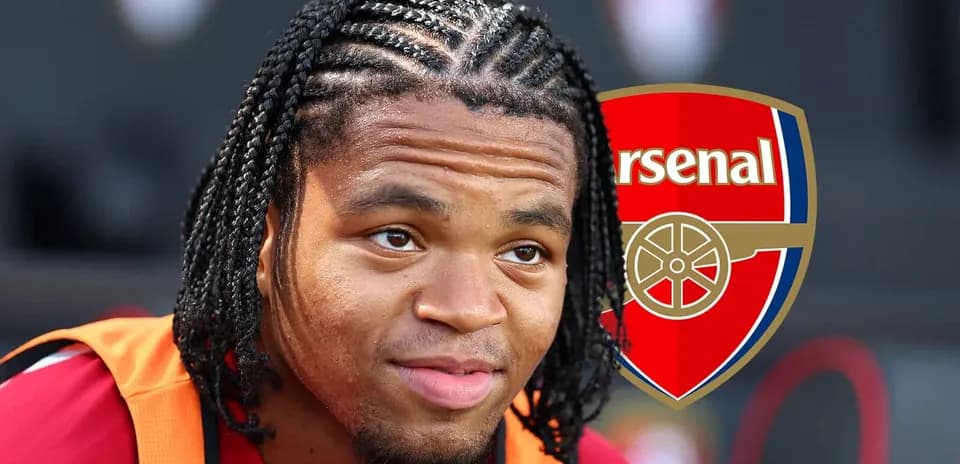 Jugador de Arsenal posando con camiseta roja