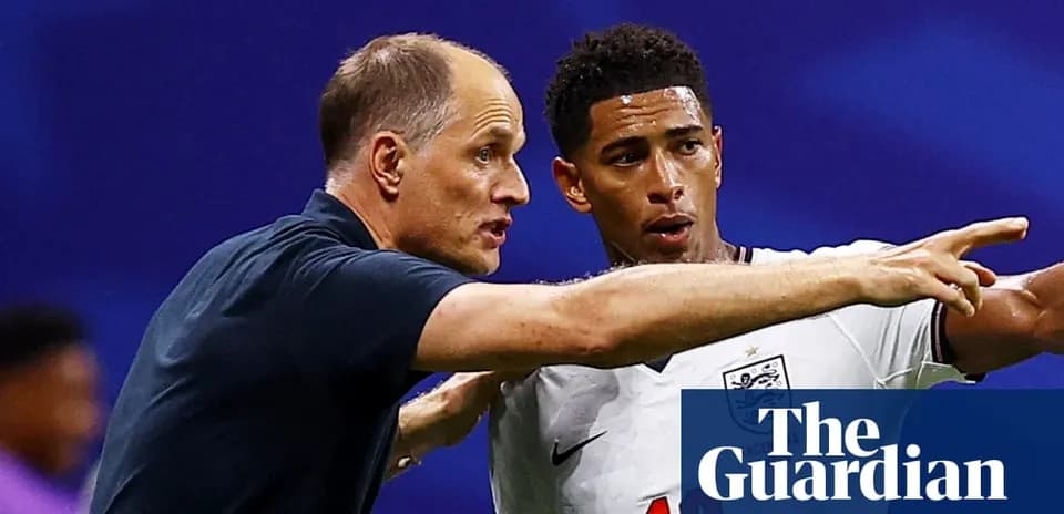 Entrenador instruyendo a jugador durante un partido