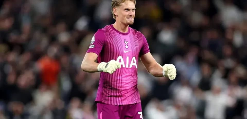 Portero de Tottenham celebrando con guantes en el campo