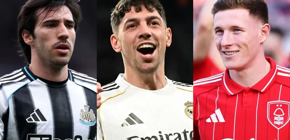 Tres jugadores de fútbol en sus camisetas de club