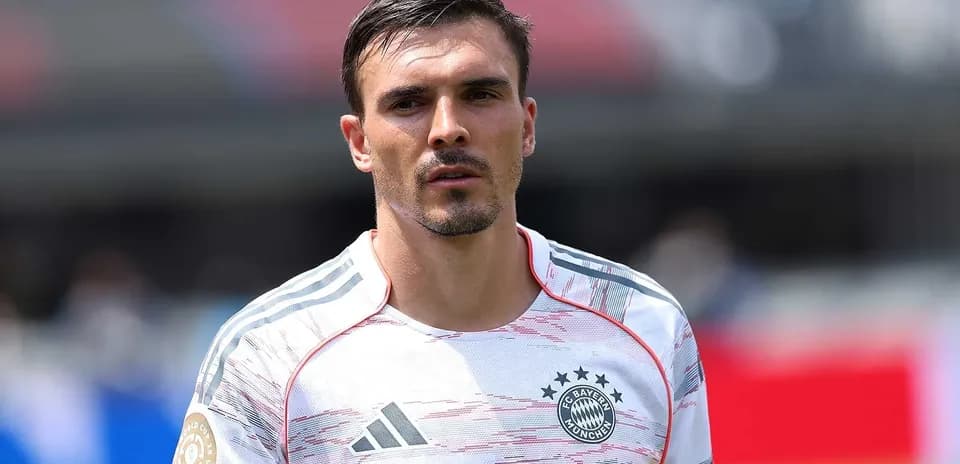Jugador de fútbol con camiseta de Bayern Múnich