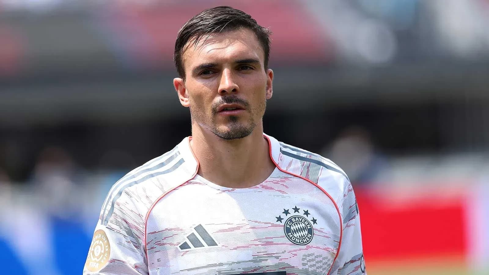 Jugador de fútbol con camiseta de Bayern Múnich