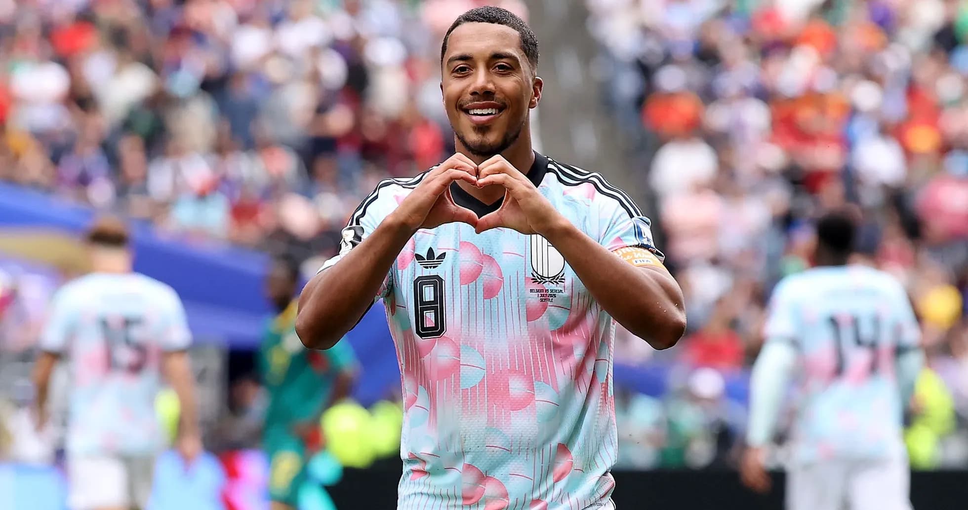 Jugador celebrando con gesto de corazón en el campo