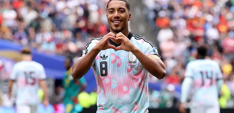 Jugador celebrando con gesto de corazón en el campo