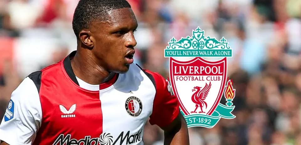 Jugador de Feyenoord en acción con logo de Liverpool