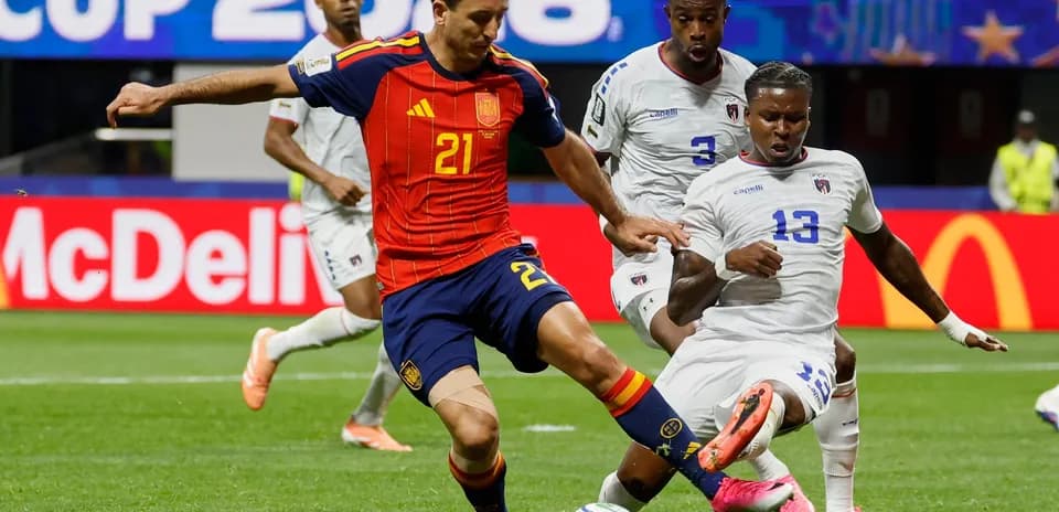 Jugador de España driblando a defensores de Cabo Verde