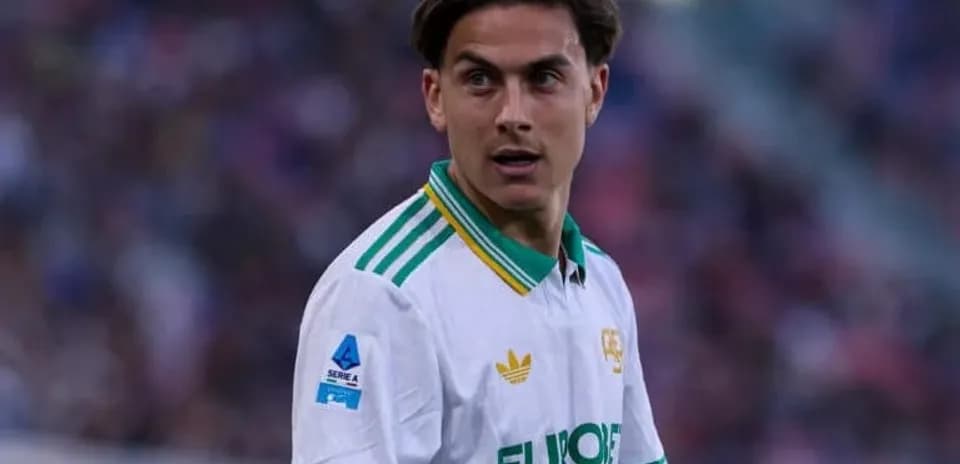 Jugador en el campo durante un partido de fútbol